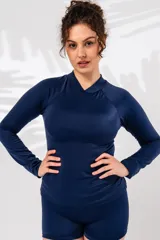 Camiseta de baño de lycra azul marino, de manga larga y cuello mao.