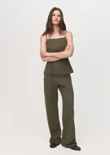 Top verde militar de tirantes finos con escote recto, corte recto y lazo ajustable en la cintura.