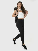 Top deportivo corto de color blanco con diseño de tirantes cruzados en el frente y escote tipo halter. Cuenta con sujetador integrado y almohadillas removibles.