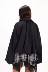 Campera corta de estilo urbano color marrón, con cuello camisero, cierre frontal y mangas abullonadas con puños elastizados.
