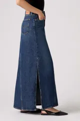 Falda larga de denim azul con diseño de paneles verticales y tajo lateral. Presenta cierre de botones y cinco bolsillos clásicos.