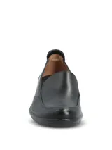 Zapato tipo slip-on de cuero liso color negro, con diseño de calce fácil, plantilla con relieves para ventilación y suela de caucho termoplástico con taco bajo.