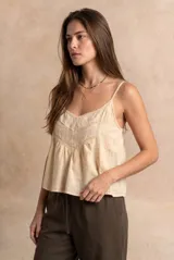 Blusa de algodón peinado color negro, con tirantes finos, escote en V y detalles de bordados y encaje en el frente.