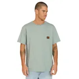 Remera verde de manga corta con bolsillo en el pecho y logo de la marca.