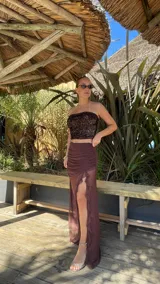 Top strapless de lentejuelas en color marrón oscuro con acabado brillante y ajuste al cuerpo.