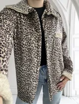 Sobrecamisa de pana con estampado animal print, cuello y puños de piel sintética.