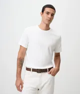 Cinturón ajustable para hombre de material sintético con efecto quemado, hebilla metálica oscura y pasador.