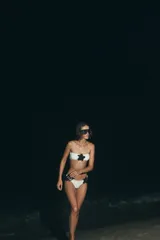 Braguita de bikini blanca de tiro medio con detalle de flor negra en el lateral.