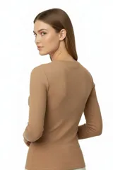 Remera de manga larga con cuello redondo a la base, confeccionada en tejido de algodón con elastano de textura acanalada.