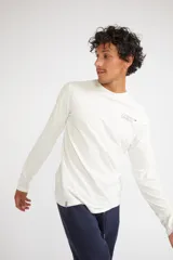 Remera de manga larga color mostaza, con cuello redondo y estampado frontal con las siglas MST en contorno verde.