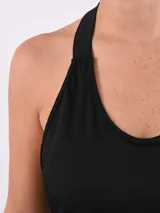 Musculosa deportiva negra de corte clásico con espalda estilo nadadora, confeccionada en tejido ligero y transpirable.