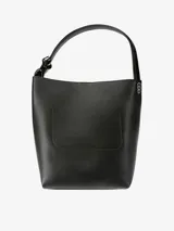 Bolso de mano tipo bucket color negro, confeccionado en cuero. Cuenta con cierre de botón a presión, manija superior simple y logo grabado en la parte delantera.