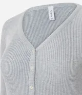 Cardigan de punto texturizado color rosado, con escote en V, cierre frontal por botones, mangas largas y acabado con volados sutiles en el ruedo y los puños.
