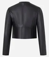 Campera corta negra de cuero sintético con cuello redondo y cierre frontal.