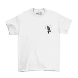 Remera blanca de algodón con estampado gráfico en la espalda que presenta una ilustración estilo tatuaje de Mirtha Legrand con un manto, rodeada de rosas y la frase 'Como te ven, te tratan. Si te ven mal, te maltratan'.