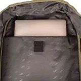 Mochila Maui and Sons modelo Army, con estampado camuflado en tonos marrones y verdes. Cuenta con un compartimento principal, un bolsillo frontal con cierre y un bolsillo lateral. El logo de la marca está en un parche circular en la parte superior.