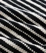 Musculosa de algodón con efecto ganchillo texturizado y rayas horizontales en blanco y negro. Tiene cuello redondo y sisas con ribete blanco.