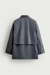 Sobrecamisa relaxed fit de corte amplio, confeccionada en tejido técnico con mezcla de algodón con efecto lavado en color gris oscuro. Cuenta con cuello solapa en pana a tono, cierre frontal con botonadura, manga larga y bolsillos frontales de plastrón con solapa. Pertenece a la colección especial Aaron Levine x Zara.