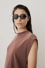 Remera sin mangas bordó con hombreras marcadas y cuello redondo.