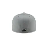 Gorra New Era 59FIFTY de los Los Angeles Dodgers, color gris con logo bordado en negro y visera plana negra.