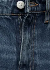Pantalón de jean de corte recto y tiro medio, con cierre de cremallera y botón, trabillas para cinturón y diseño clásico de cinco bolsillos.