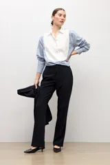 Camisa de manga larga celeste a rayas con pechera blanca lisa en el frente, cuello camisero y botones frontales.