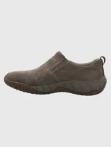 Zapato tipo slip-on de hombre, confeccionado en cuero gamuzado color marrón. Presenta un diseño sin cordones con paneles elásticos laterales para facilitar el calce y una suela técnica de goma con tecnología Spinal para mayor soporte y amortiguación.