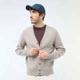 Cárdigan de punto color beige con cuello en V, cierre frontal con botones y dos bolsillos delanteros. Presenta puños y ruedo acanalados.