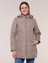 Campera larga de color azul marino con diseño capitoneado geométrico, capucha desmontable y cierre frontal completo. Cuenta con bolsillos laterales con cierre y ajuste en la cintura.
