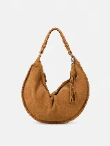 Bolso tipo hobo de gran tamaño, confeccionado en gamuza negra con detalles de costuras artesanales y tientos decorativos en los bordes. Cuenta con un asa trenzada con pespuntes a mano y cierre superior.