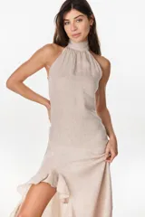Vestido midi marrón de lino italiano, con cuello halter, sin mangas y diseño asimétrico con volados en el ruedo.