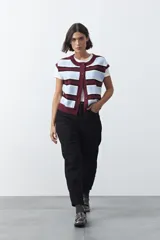 Pantalón de tiro alto con silueta barrel, de calce relajado con volumen en las piernas y ajuste hacia el ruedo. Confeccionado en tejido de algodón con elastano.