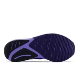 Championes de running New Balance FuelCell Propel v3, color violeta con detalles en azul oscuro. Presentan entresuela de espuma FuelCell para mayor amortiguación y propulsión, empeine de tejido de malla ligero con capas sin costuras y detalle de talón en TPU.