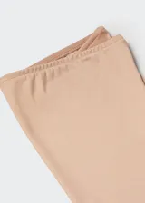 Vestido corto tipo strapless, de diseño entallado y sin costuras, confeccionado en tejido elástico.