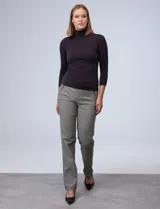 Polera negra de cuello alto y mangas 3/4, confeccionada en tejido elastizado.