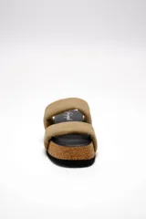 Sandalias planas Free People modelo Fairmount Flared, con plataforma de corcho acampanada, plantilla negra y dos tiras acolchadas anchas de cuero color beige.