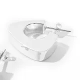 Aros tipo argolla gruesa de plata 925, con forma triangular redondeada.