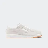 Championes urbanos Reebok Club C 85, color gris claro, confeccionados en gamuza, con suela de goma color caramelo.