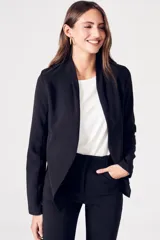 Blazer negro con solapas grandes y corte holgado.