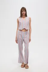 Chaleco cropped a rayas verticales celestes, naranjas y azules, con escote en V y cierre frontal con botones.