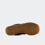 Championes urbanos New Balance modelo 574, color marrón con detalles en celeste y blanco, confeccionados en cuero, con logo N característico en los laterales y entresuela con tecnología ENCAP.