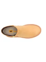 Bota tipo chelsea Caterpillar con plataforma, confeccionada en cuero liso color tostado. Presenta cierre lateral metálico, suela de goma dentada de gran tracción y punta redonda.