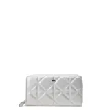 Billetera rectangular de diseño capitoneado, color beige, con cierre perimetral y logo metálico en el frente.