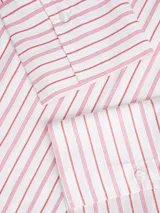 Camisa de popelín blanca de manga larga con cuello clásico y cierre frontal de botones ocultos, de ajuste relajado y puños anchos.