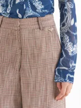 Pantalon sastrero de pierna recta, confeccionado en viscosa y lino con motivo cuadrillé Príncipe de Gales en tonos marrones. Presenta bolsillos ojal con detalle de remache.