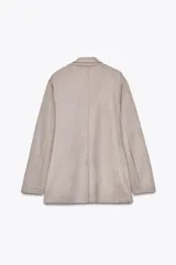 Blazer cruzado de mujer color marrón oscuro, con cuello solapa, manga larga y bolsillos delanteros con solapa.