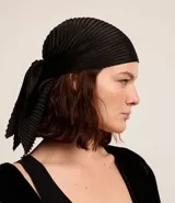 Pañuelo negro de poliéster satinado, plegado, sin estampa. Ideal para usar en el cuello, en el cabello o en el asa del bolso.