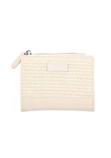 Monedero de diseño compacto con cuerpo tejido en fibra natural y base de cuero sintético color beige. Cuenta con cierre superior metálico y parche frontal con logo grabado.