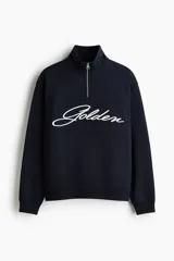 Buzo azul marino con cuello elevado, medio cierre frontal y hombros caídos. Presenta el texto "Golden" bordado en blanco en el pecho y puños y bajo de punto acanalado.