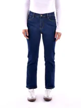 Jean de tiro alto color azul oscuro, de corte recto.